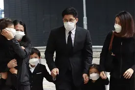 霍英东原配去世，大房集体送别，二房三房在这场丧事中表现如何？图片
