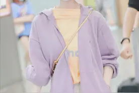 吴昕化身呆萌小可爱，薰衣草色搭橘色内搭，超减龄的搭配图片