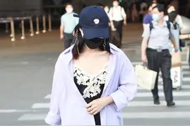 姚晨一袭抹胸碎花连衣裙现身，身披淡紫色衬衫注重防晒图片