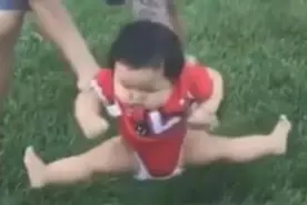 宁可“一字马”也不要脚沾地，宝宝拒绝“接地气”，爹妈别光笑图片