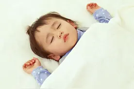 宝宝睡觉不老实？翻滚、蹬腿、踢被子？3个原因告诉你为什么图片