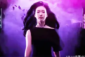 小S后继有人，14岁女儿穿小黑裙“截胡”妈妈代言，美成妈翻版图片