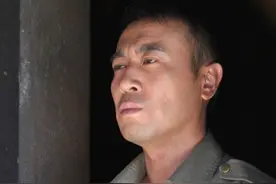 于和伟励志人生：母亲45岁生他，3岁丧父，被长24岁大姐喂奶长大图片