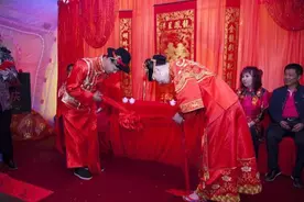 老板女儿婚礼，我送上500大红包，隔天被辞退，秘书的话，我蒙了图片