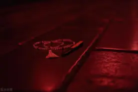 故事：父亲头七夜棺椁突然炸开，灰烬里一物，我知是10年前报应图片