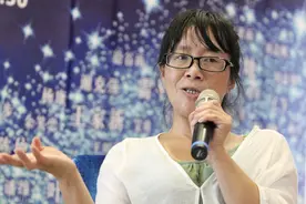 余秀华——“一个能够升起月亮的身体，必然驮住了无数次的日落”图片