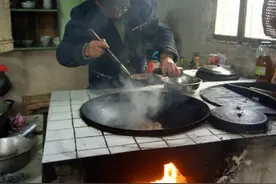 今年我带着老婆孩子回了农村老家，后爸虽好，自己还是要亲爹图片