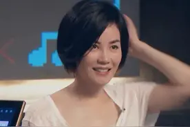 51岁王菲留短发亮相，穿白T恤难掩贵气，素颜状态依旧精致文艺图片