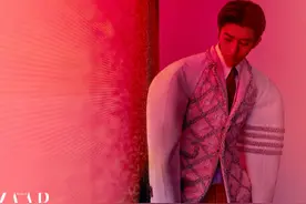 漫画脸蔡徐坤出镜大片，身穿宽大白色格纹外套，引领时髦复古潮流图片