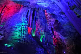 西北发现最大溶洞，“长”在半山腰，相传是后羿与嫦娥相会之地图片