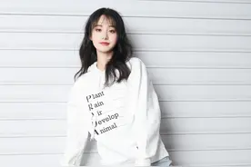 富婆郑爽穿“平价货”，阿迪达斯贝壳运动鞋配牛仔裤，耐看又减龄图片