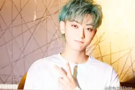 黄子韬首次直播不按常理出牌，穿冰淇淋T恤，配薄荷绿短发太夸张图片