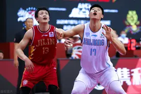 CBA赛场突发，吉林核心被对手打破眼睛，紧急送往医院治疗图片