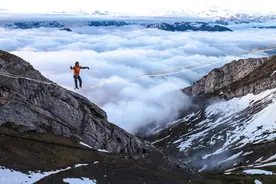 行走云端凌空漫步，走绳达人们的“高空芭蕾”别样浪漫图片