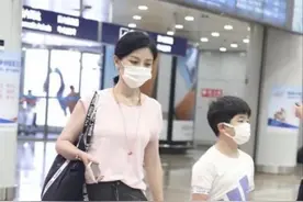 胡可带儿子安吉现身机场，安吉身高逼近妈妈，身材壮实！网友：萌图片