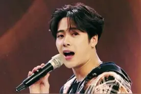 王嘉尔工具人？曝牵手网红，粉丝反向辟谣引好感，毕竟人品滤镜厚图片