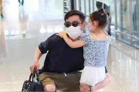 王栎鑫变身“超级奶爸”，带着宝贝女儿，单手抱起来的样子很酷图片
