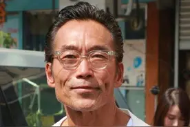 56岁郑浩南近照曝光！肌肉发达不输当年，但满脸皱纹略显苍老图片