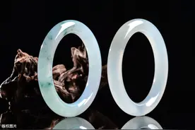 红霉素软膏轻轻一涂，50000翡翠手镯颜色全无，老板直呼：我关门图片