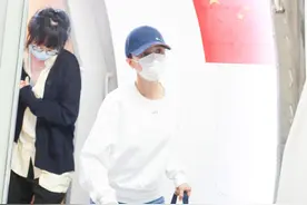 袁泉素颜遮挡严实低调现身机场，走VIP通道一路匆忙离去图片