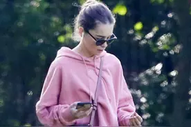 权游龙妈被传恋情后现身，穿粉色卫衣少女感十足，2万元包包抢镜图片