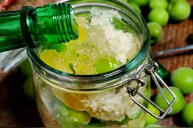 教你自制杨梅酒｜青梅酒，酸爽中透着甜蜜，一如初恋，你喜欢谁？图片