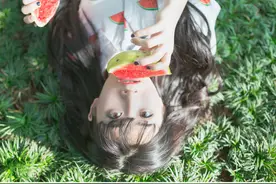 小说：“你冷不冷？”她摇头。男神一把抓过她的手：我有点冷(一)图片