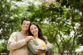 50岁的女人嫁给小20岁的小伙子是什么体验？大妈自己说了实话图片
