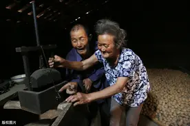 73岁奶奶家有“传家宝”，看着又黑又丑，捉老鼠全靠它图片