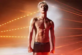 张艺兴CK全球代言人广告大片，穿衣显瘦脱衣有肉，身材越来越好了图片