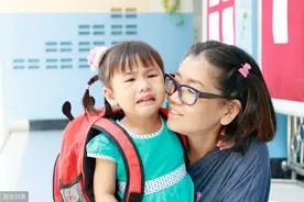 “妈妈别走！”孩子一上学就胆小，那是你不会这3步缓解分离焦虑图片