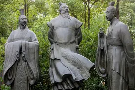 许攸投奔曹操，曹操竟然光着脚出去迎接他，后来又为何把他杀死？图片