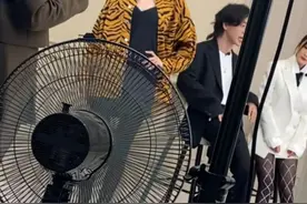 34岁杨幂另类穿搭吸睛，直播穿菱形黑丝袜，脚内八被指装少女？图片