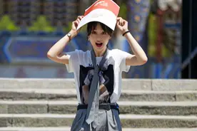 郑爽瘦成“竹竿”，穿T恤配西装短裤太休闲，眼瞅着裤子都要掉了图片