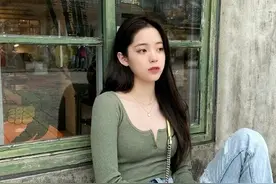 欧阳娜娜才20岁就发育这么好，穿针织衫好丰满，蜂腰美臀更是抢镜图片