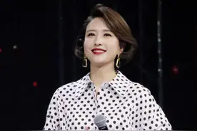 著名主持张蕾气质绝了！穿白色波点连衣裙配腰带，美得精致高级图片