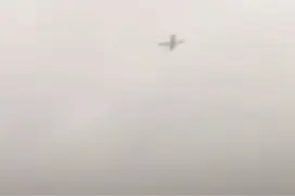 俄罗斯一飞机降落中遭遇雷暴，天空闪过数道闪电，被染成一片红色，机身似乎要被一劈为二图片