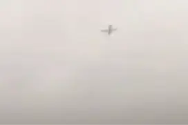 俄罗斯一飞机降落中遭遇雷暴，天空闪过数道闪电，被染成一片红色，机身似乎要被一劈为二图片