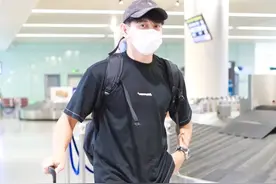 街拍：吴奇隆穿黑T恤配黑短裤搭运动鞋，尽显休闲随性图片