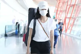 街拍：王智穿白T恤配黑短裤搭时尚短靴，尽显简约休闲图片