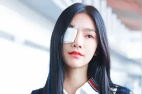 曾可妮豁出去了？马甲叠穿衬衫秀身材，眼睛裹纱布也遮不住清纯感图片