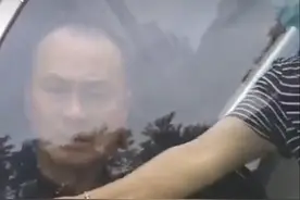 赵本山爱徒惹争议！疑在车前遭人骚扰，情绪失控险打掉拍摄者手机图片