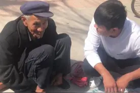 爷爷5元卖不出9把菜，小伙出价50元，买包子和老人一起蹲在地上吃图片