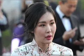 田朴珺终于像贵族，穿小梅花旗袍配盘发，尽显东方女性的优雅图片