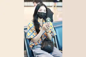 曾可妮把机场走出T台感，格子衫配牛仔裤，火辣身材吸睛图片