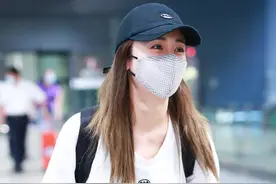 刘芸穿“乞丐裤”带儿子走机场嘻哈范十足 儿子神似爸爸郑钧图片