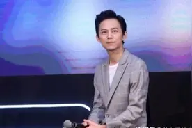 何炅低调了23年，父母身份终于曝光太强大网友：难怪人脉这么广图片