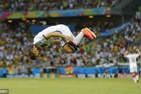 德国球星克洛泽42岁生日，一起数数空翻庆祝的画面吧图片