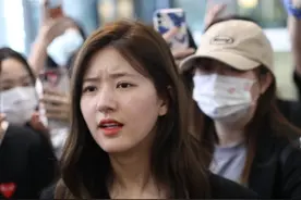 赵露思被粉丝惊吓到了？现身机场表情惊呆，可爱表情变身表情包图片