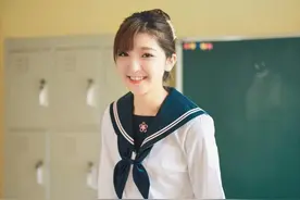 你轻轻的拉住了我的手，真希望这双温暖的手永远牵着我图片